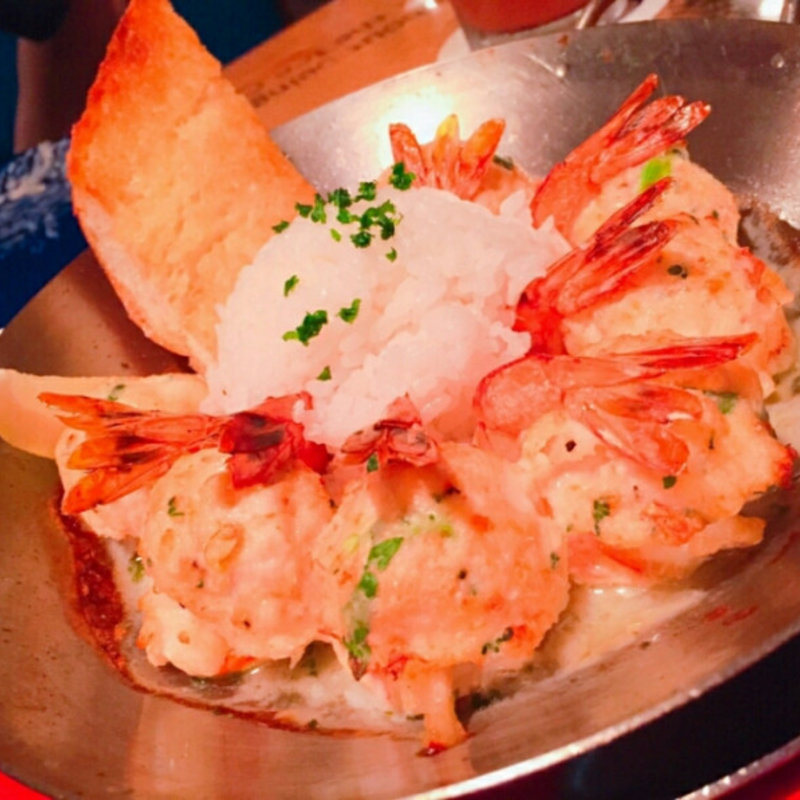 シュリンプに蟹肉を詰めたお料理(ババ・ガンプ・シュリンプ 東京)