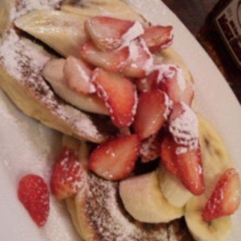 サワークリームパンケーキ 苺＆バナナ添え(バビーズ ヤエチカ)