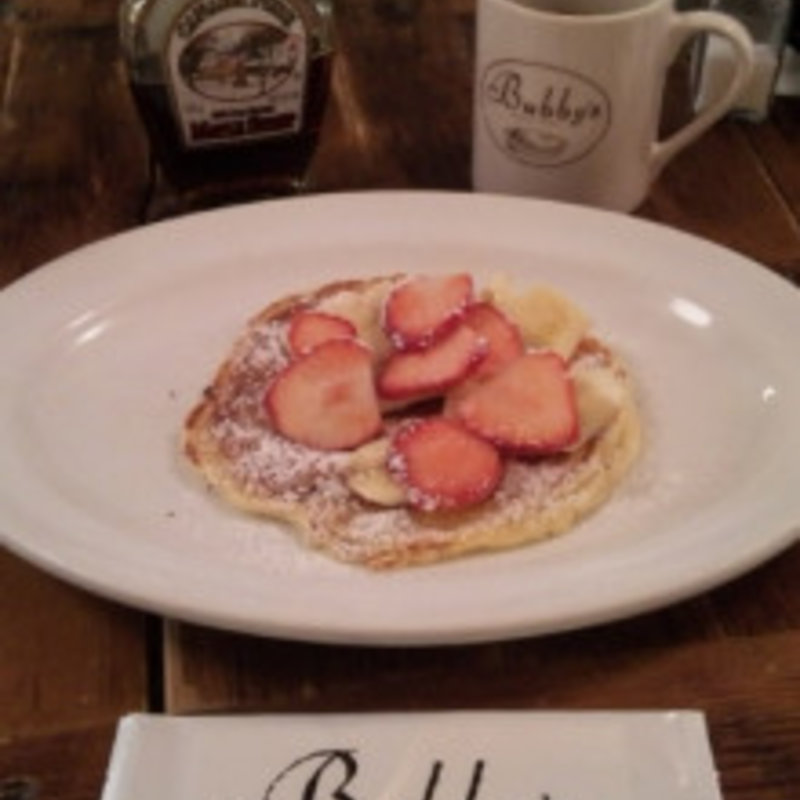 モーニング　サワークリームパンケーキ1P苺とバナナをのせて(バビーズ ヤエチカ)