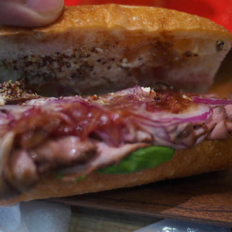 ローストビーフバルサミコソースのバゲットサンド(ハミングミールマーケット コーヒー&バー)