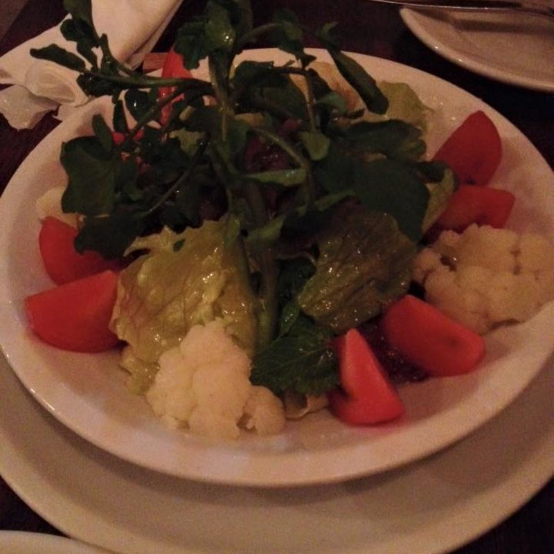 トマトとカリフラワーのサラダ アンチョビ添え(バル・エンリケ)