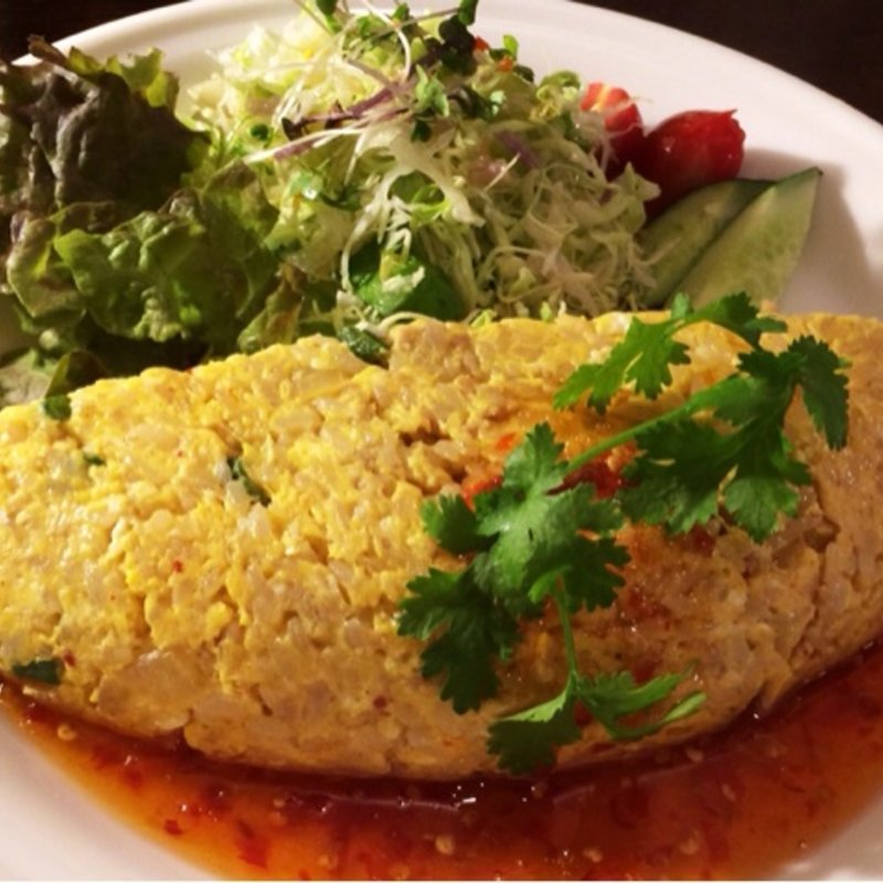 鶏肉のピリ辛オムライス(ハルジョオン・ヒメジョオン LEAVES函館店 )