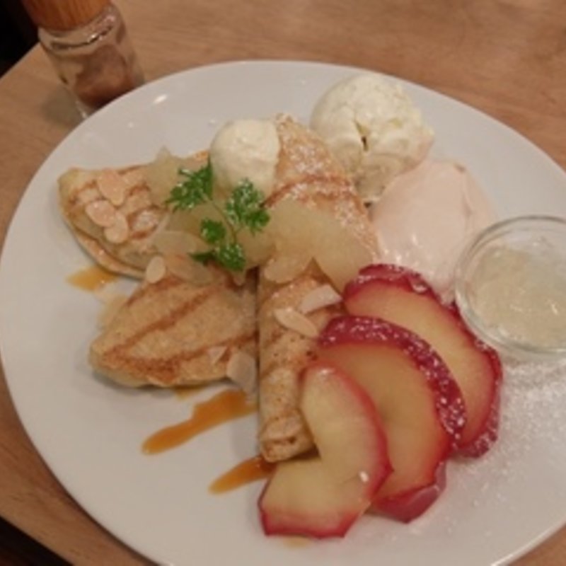 ハニーアップルミルクティクリームのライ麦パンケーキ(パンケーキママカフェ VoiVoi （ヴォイヴォイ）)