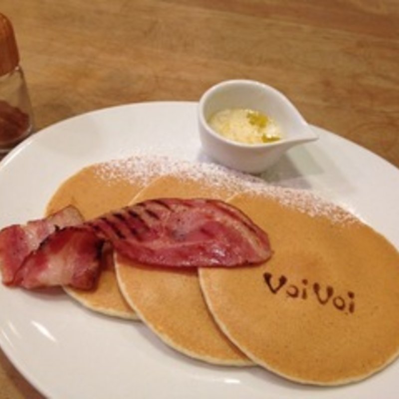 ライ麦パンケーキにベーコントッピング(パンケーキママカフェ VoiVoi （ヴォイヴォイ）)
