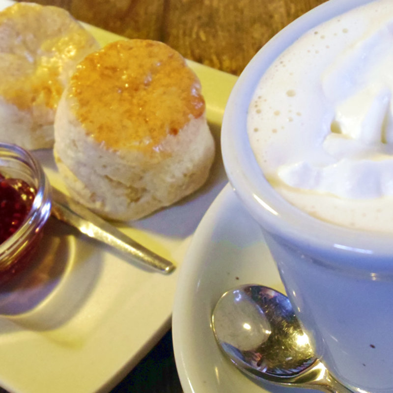 ロイヤルミルクティーとスコーン(パンタリタ )