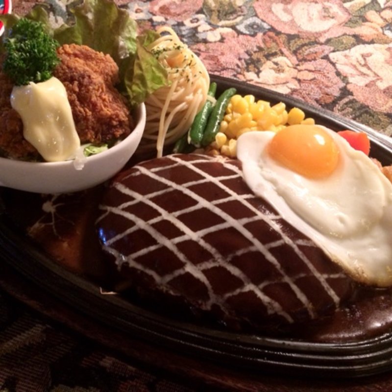 フライドエッグハンバーグ(ハンバーグ専門 大賀)