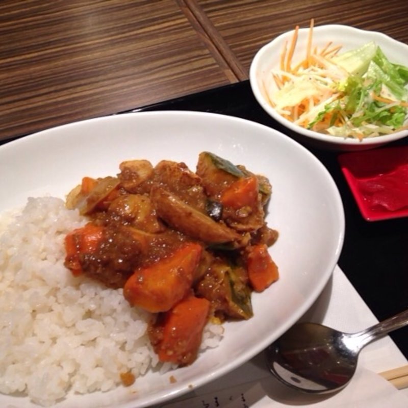 牛すじ煮込みのカレー+季節の野菜(はんぶんこ 琴似店)