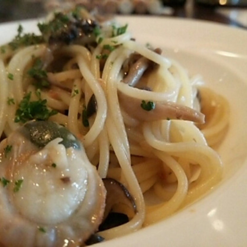 シメジと小帆立のオリーブオイルソース(ビーノ オット （vino otto）)