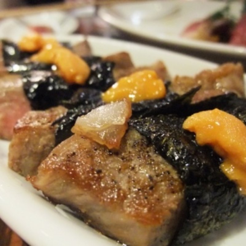 静岡産A5和牛の海苔巻き、雲丹のせ(BEER STAND molto!! 阪急三番街店)