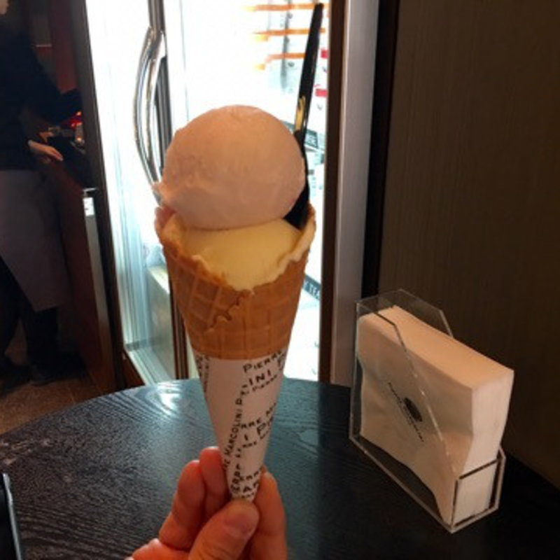 下が、ホワイトチョコ
上が、ストロベリークリーム(期間限定）(ピエール マルコリーニ 名古屋)