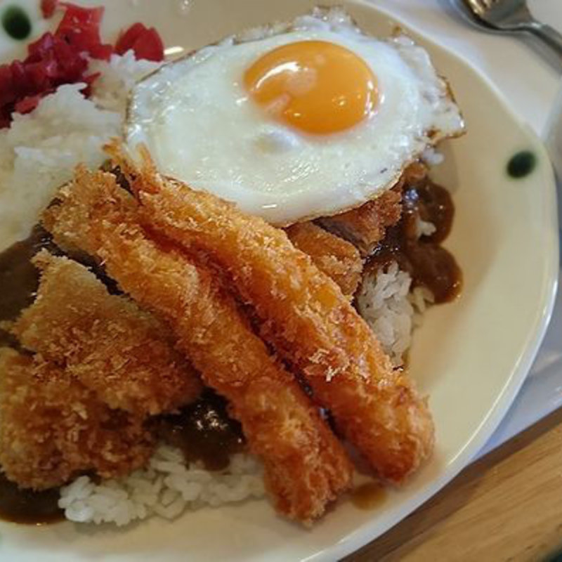 カツカレー　エビフライ2本(200円)、目玉焼き(50円)トッピング追加(MESI CAFE ピグレット)