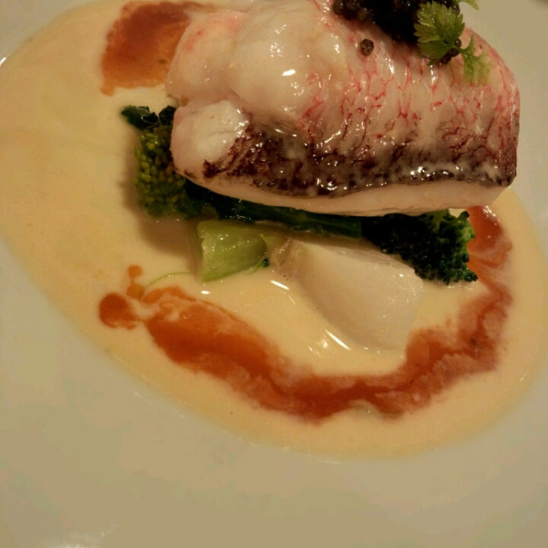 天然の海老を巻いたアマダイのキャビア添え(コントワール タバタ)