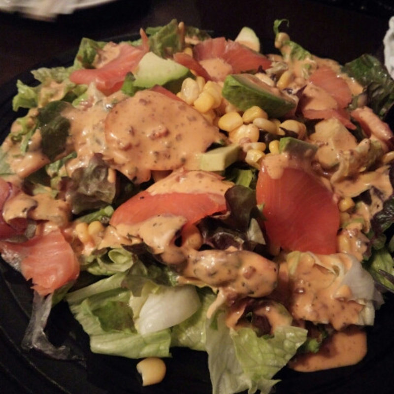 サーモンとアボガドのサラダ(ビストロ アズーロ＆ザ・バー （BISTRO AZZURRO & THE BAR）)