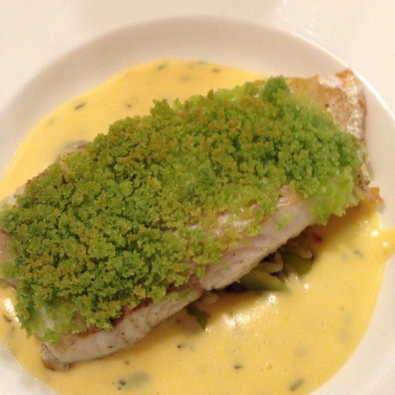 すずきのヴィエノワーズ　ヴェルモット風味のソースムスリーヌ(ビストロ・ダ・アンジュ)