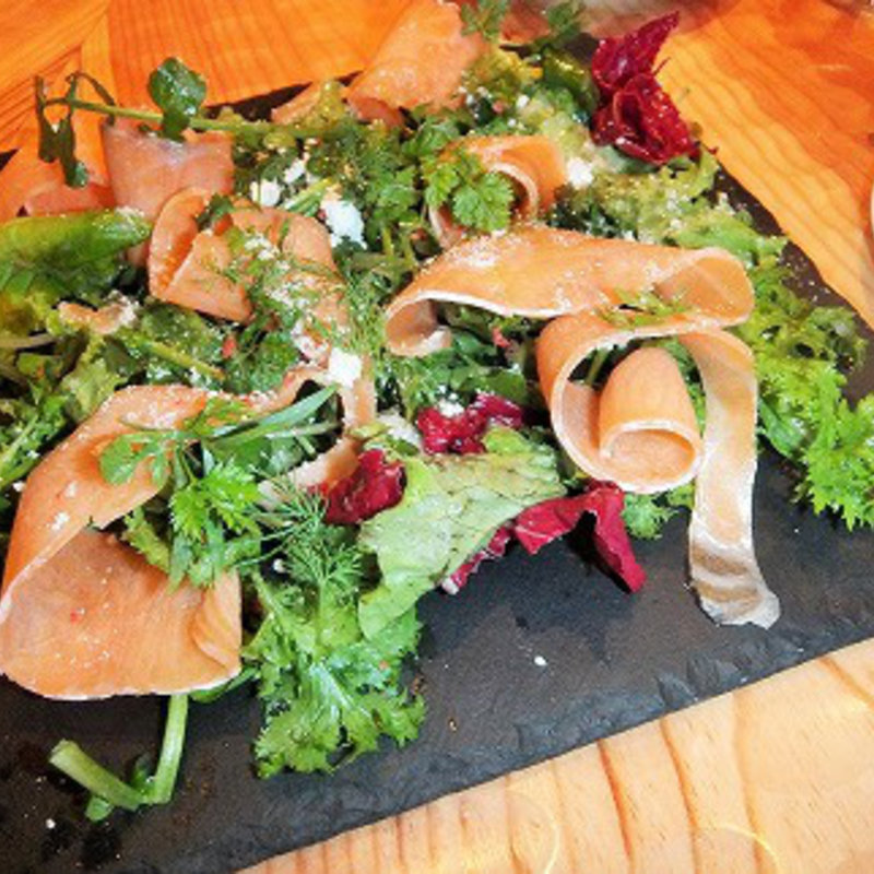 自家製スモークサーモンのルイベとフェッタチーズのサラダ(ビストロ ミヤマス （Bistro ミヤマス）)