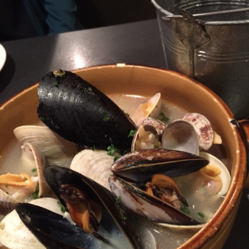 色んな貝の漁師風ワイン蒸し(ビストロガブリ五反田店)