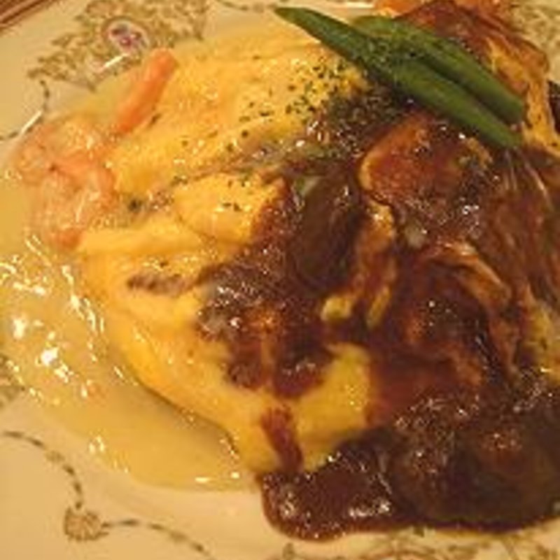 2色のソースのオムライス(ビッグベン)