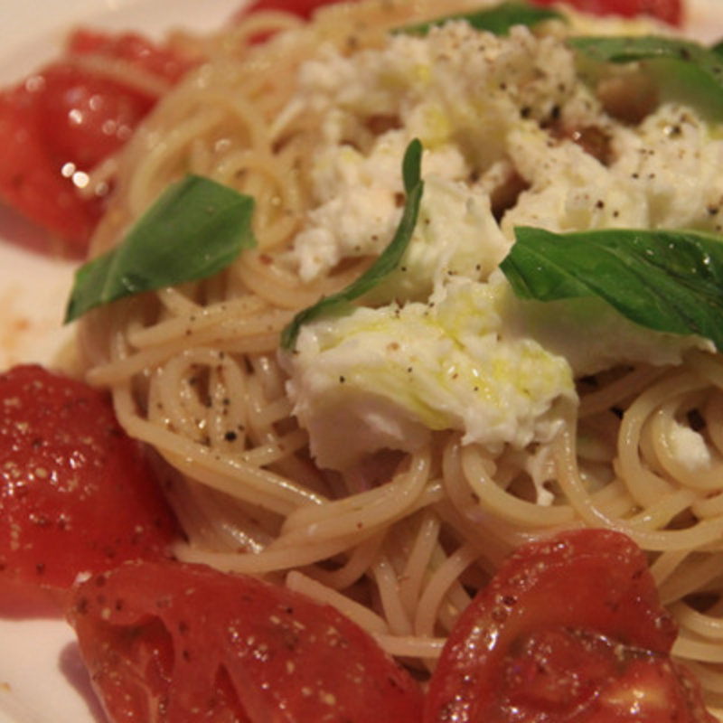 トマトとモッツァレラチーズの冷製パスタ(ピッコロ)