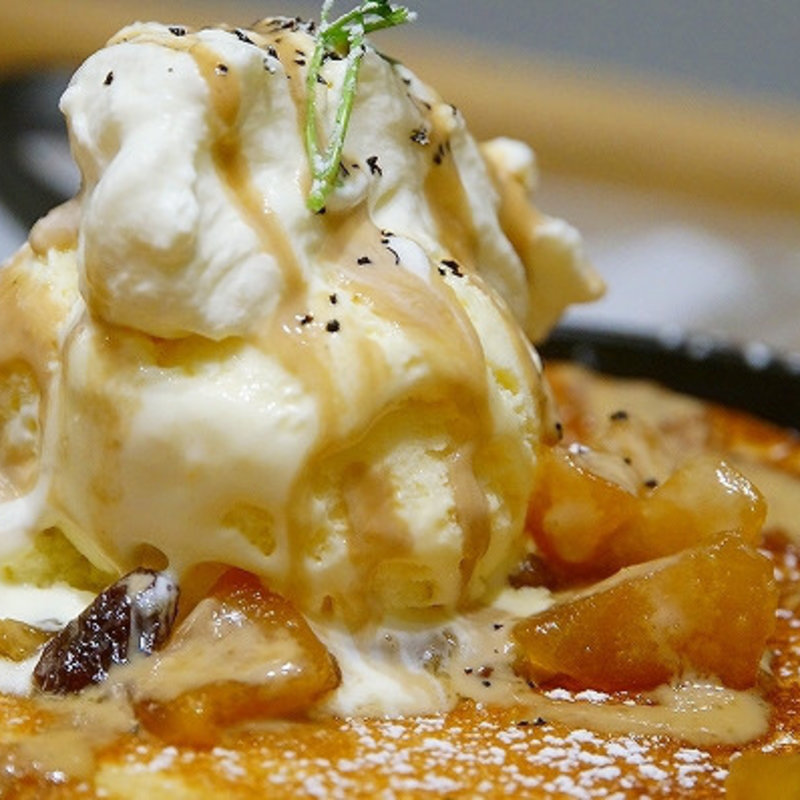 スキレットパンケーキ キャラメルリンゴと紅茶のアングレーズソース(bibbaR（ビブバール）)