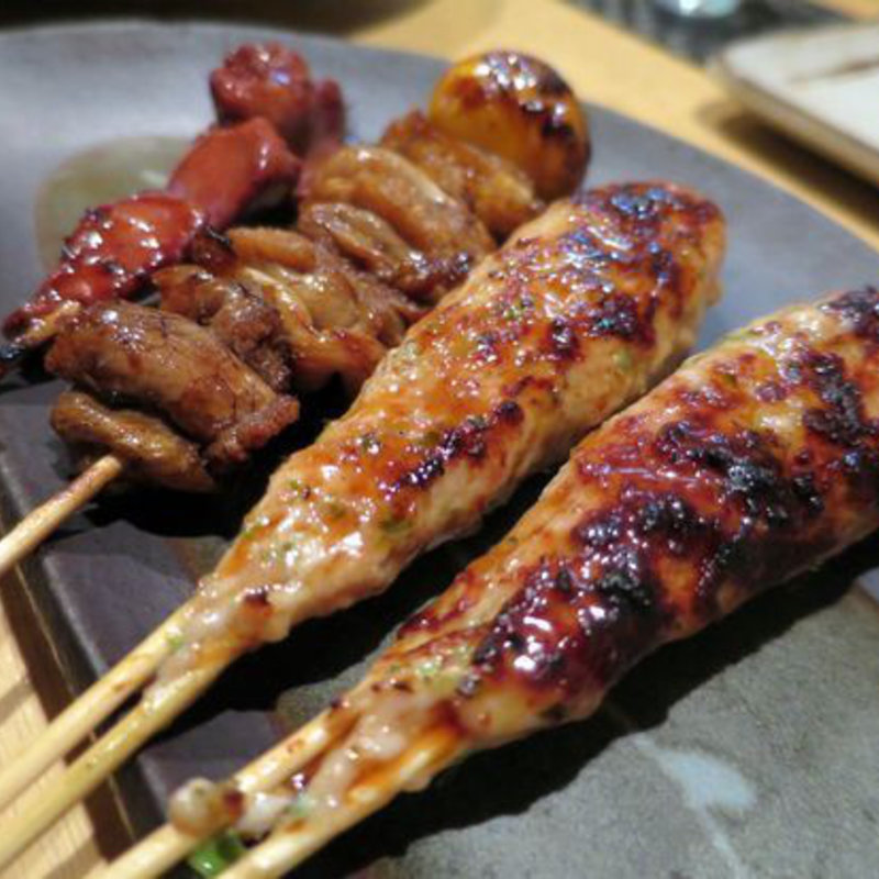 手前から百日鶏つくね・玉ひも・きも(炭火焼ひろひろ)