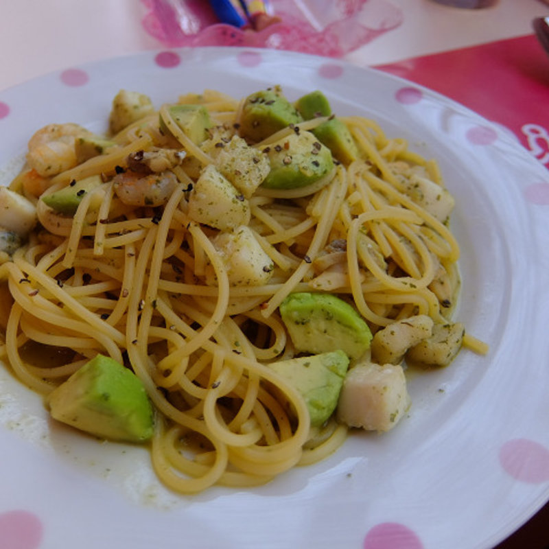 アボガドとシーフードのわさびバジルパスタ(Pink Holiday)