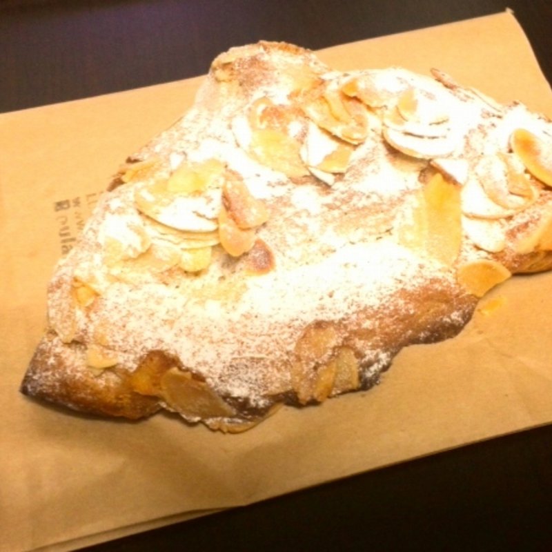 クロワッサン・オ・ザマンド(ブーランジェリールボワ)