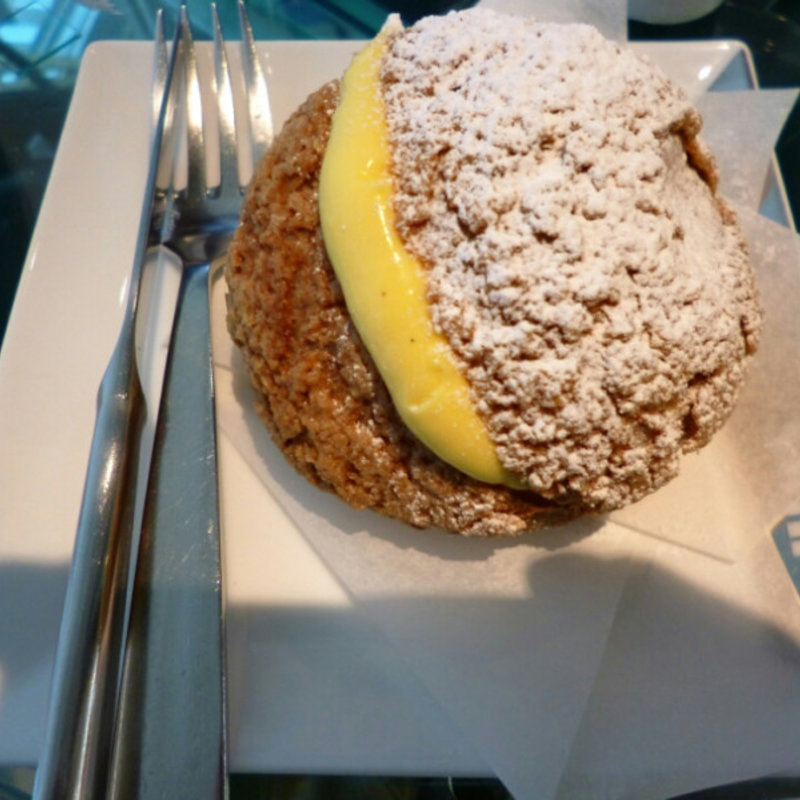 さくさくクッキーシュー(ファクトリー・シン 三宮本店 （FACTORY Shin）)