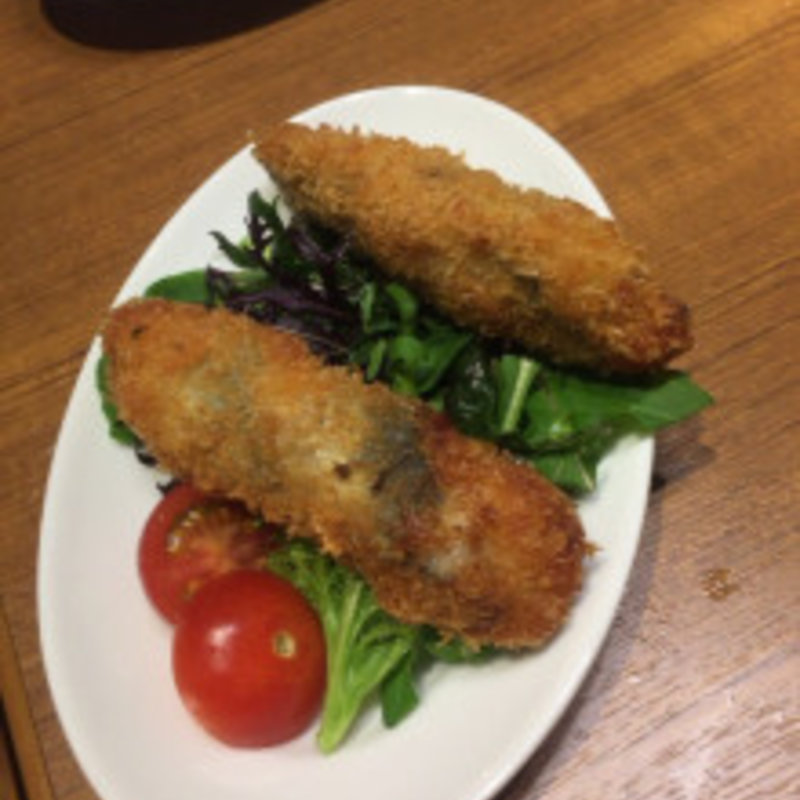 ベーコンとごぼうのイワシロールフライ(フィッシュマーケット丸秀)