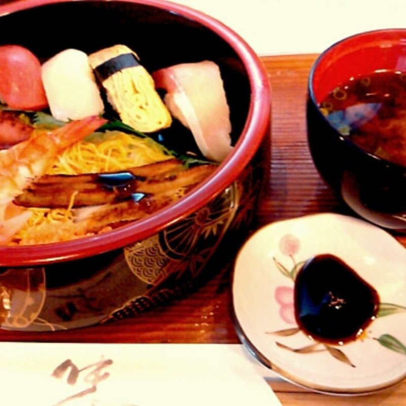 にぎりとちらし 赤だし付き(ふくちゃん )