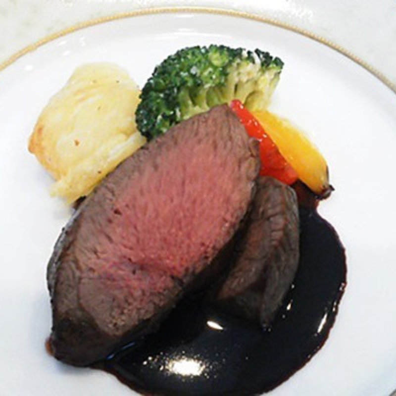 休日のランチ（前菜ホタテとサーモンのサラダ・メイン、エゾジカ）(ビストロ・ド・リヨン)