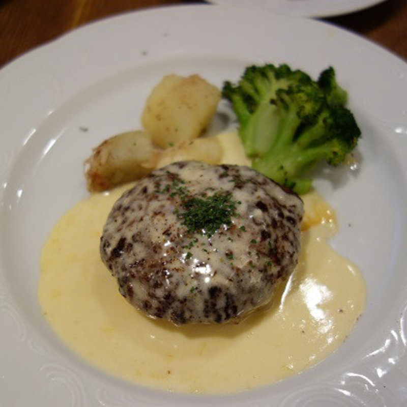 自家製ハンブルグステーキ （チーズフォンデュ風）(フランツィスカーナー バー＆グリル 日本橋東京駅店)