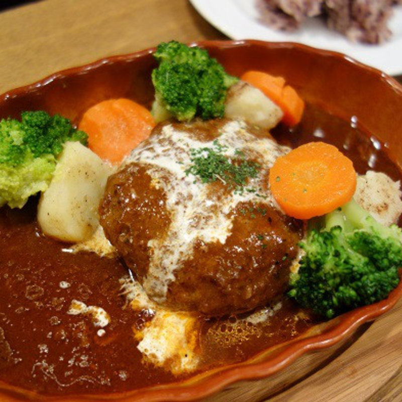 自家製ハンブルグステーキ （煮込みハンバーグ） (フランツィスカーナー バー＆グリル 日本橋東京駅店)