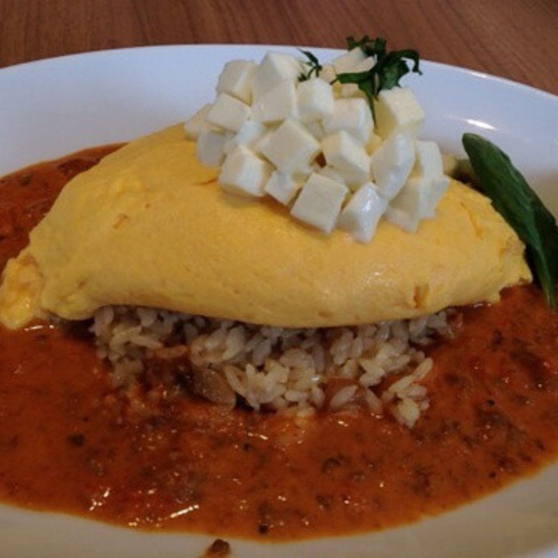 モッツァレラチーズのせミートラグーソースオムライス(プリモピアット ル・カンパーニュ )