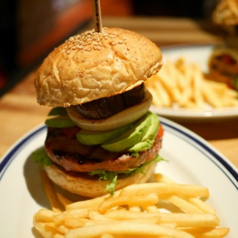 アボカド ハンバーガー フレンチフライ添え(ブルー ブックス カフェ 自由が丘店  （BLUE BOOKS CAFE）)