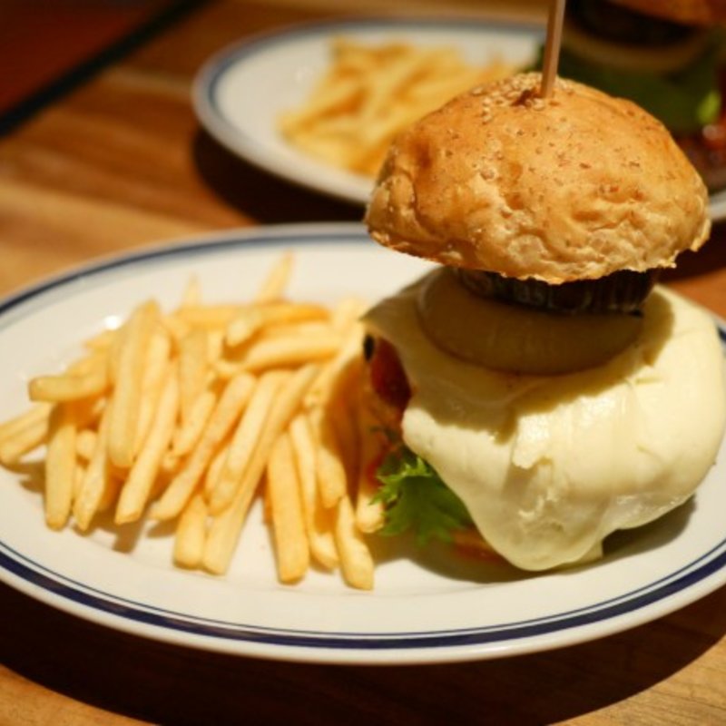 モッツァレラチーズ ハンバーガー フレンチフライ添え(ブルー ブックス カフェ 自由が丘店  （BLUE BOOKS CAFE）)
