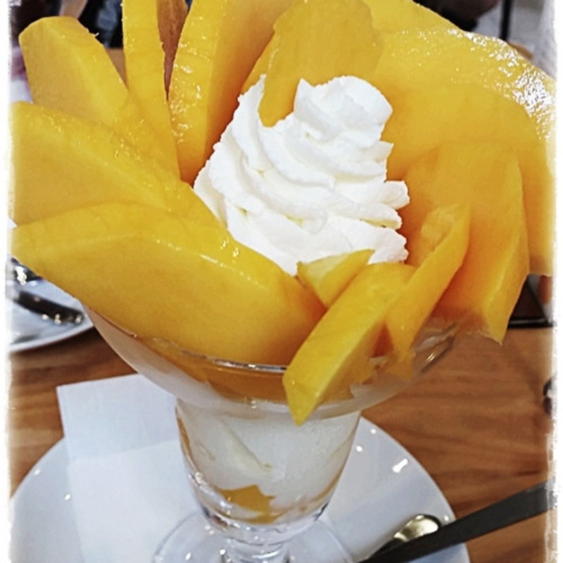 太陽のマンゴーパフェ(フルーツパーラーゴトー )