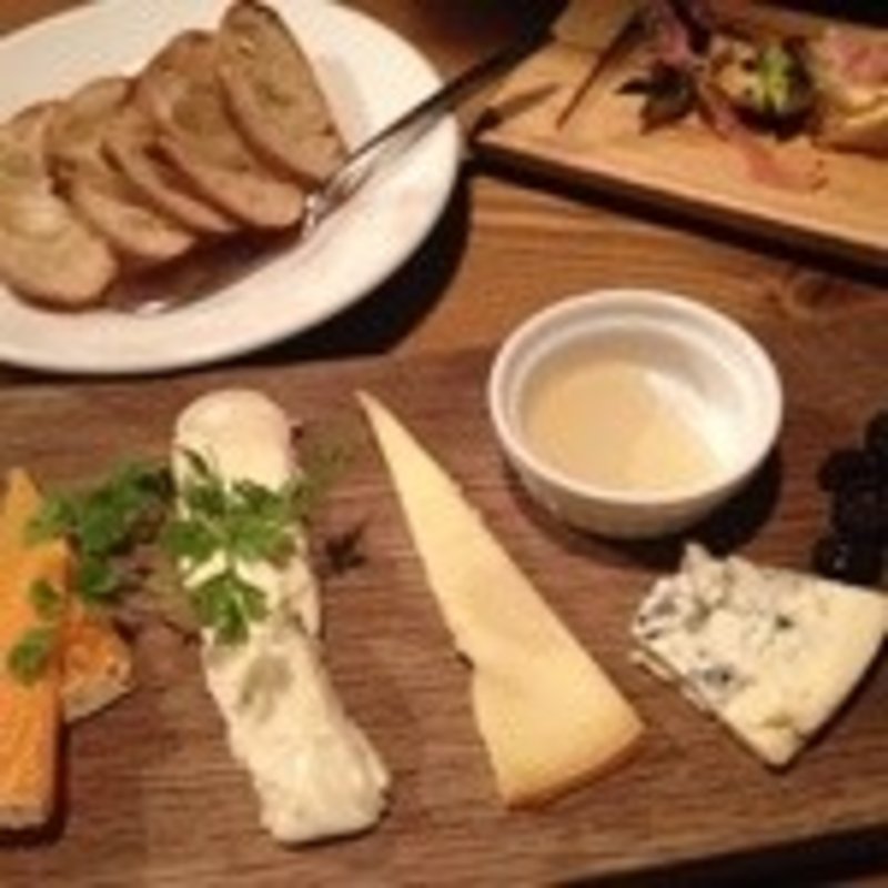 ベルギー産修道院チーズと各国チーズの盛り合わせ(ブルゴンディセ ヘイメル 　)