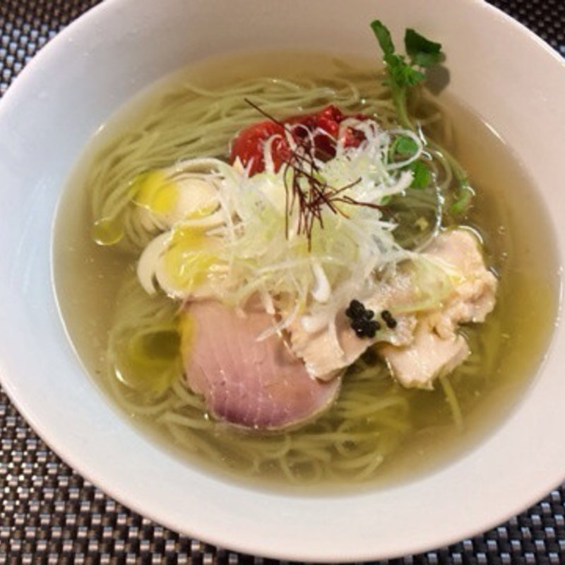 ウサギとイベリコ豚の冷やしラーメン(ブン ブン ブラウ カフェ ウィズ ビーハイヴ （Bum Bun BLau Cafe with BeeHive）)