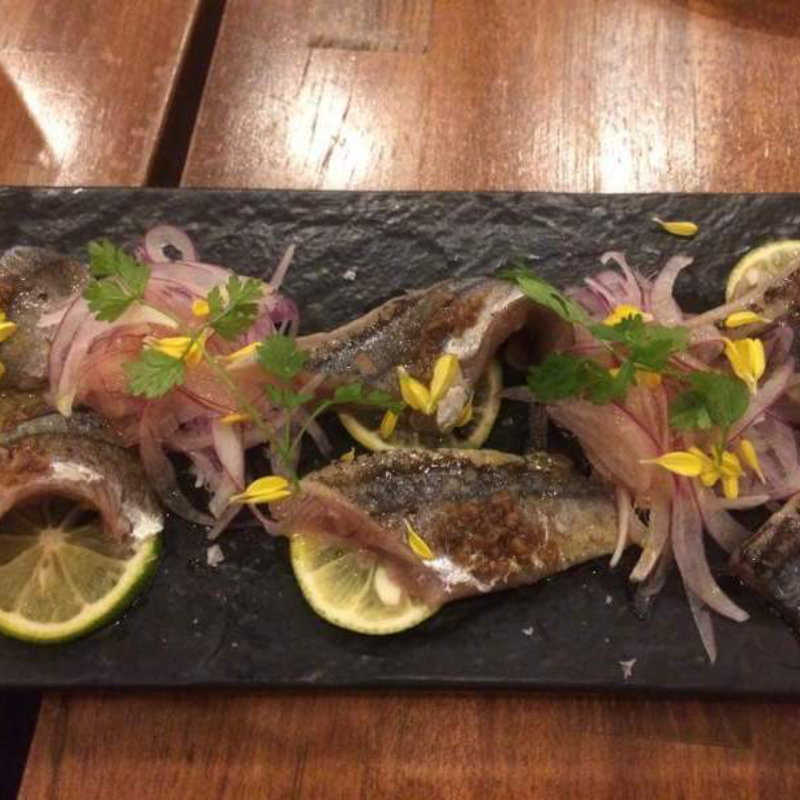 丸ごと秋刀魚の瞬間スモーク(ペッシェ ニトロ )