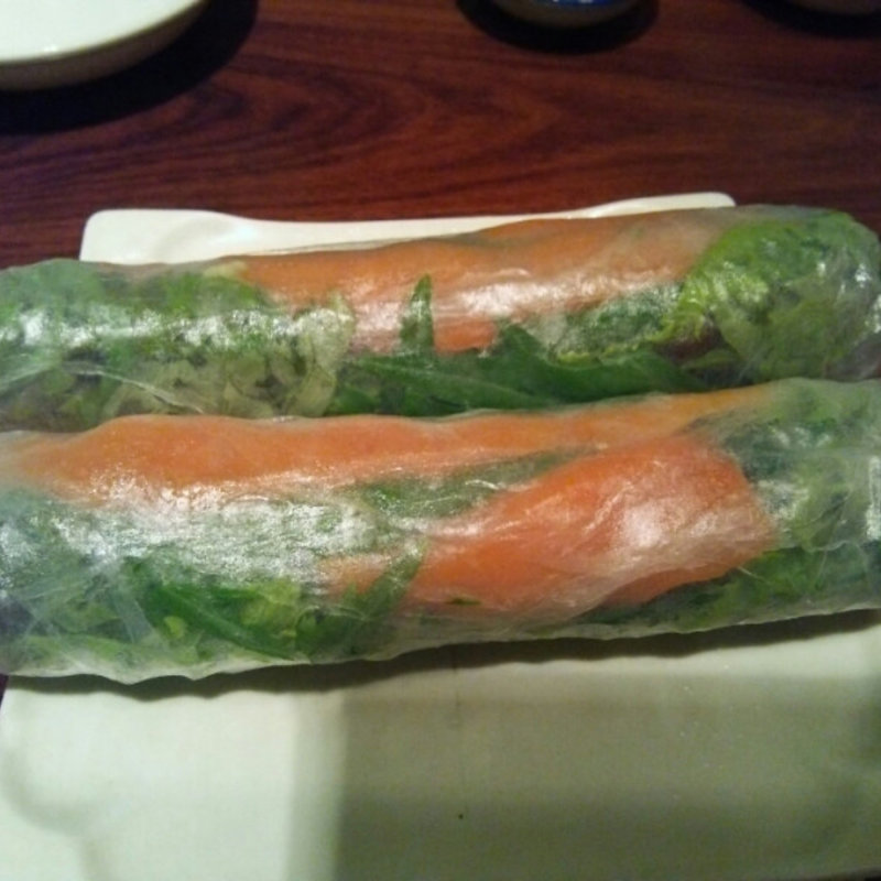 スモークサーモンの生春巻き(ベトナムちゃん)
