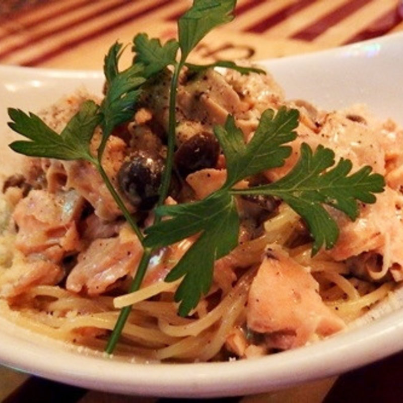 秋鮭といろいろキノコのクリームパスタ(えびカニ喰酒iKURA)