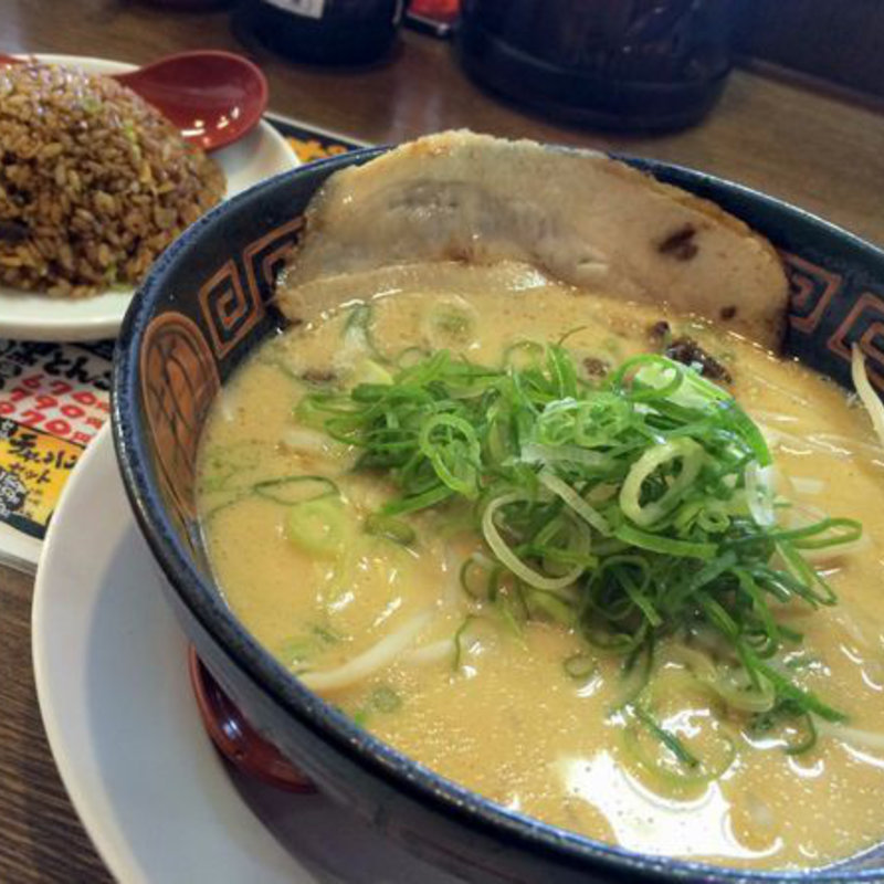 とんこつラーメン＋ブラックチャーハン（並）(ラーメンホっポ屋平野店)