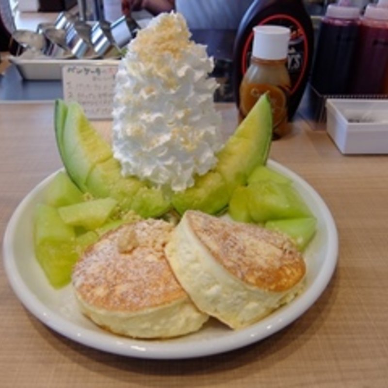 ハワイアンリコッタパンケーキwithメガホイップ＆メロン(ホナカフェ 糸島 Beach Resort （Hona Cafe）)