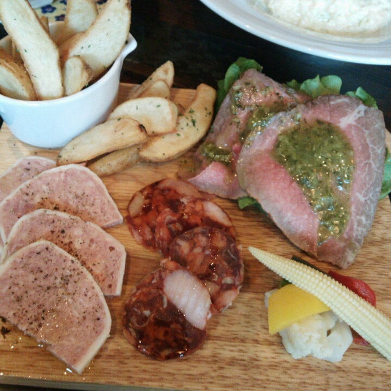 サラミやローストビーフ(ワイン＆チーズ ビストロボヌール 神楽坂店)