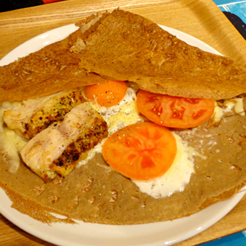 チキンとチーズとトマトの食事クレープ(ボングーテ （Bongouter）)