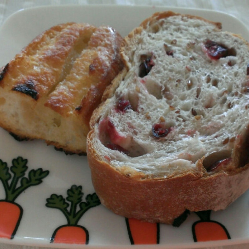 アマニとクランベリーのパン(ポンパドウル)