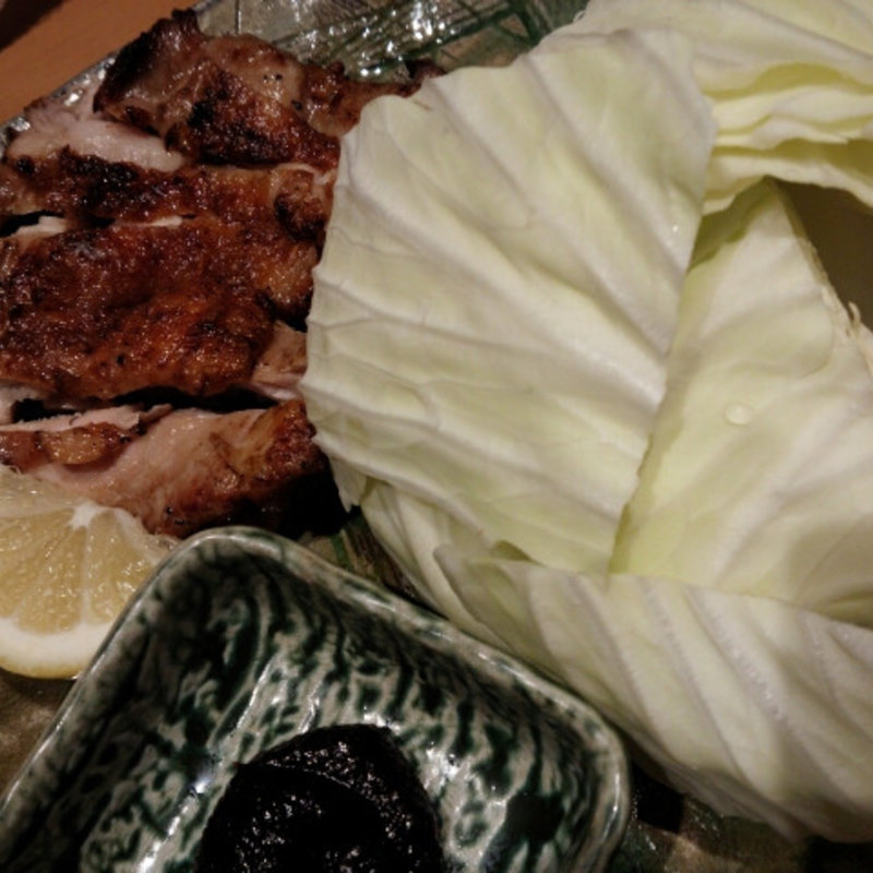 越の鶏「モモ肉」天然藻塩炙り焼き キャベツ添え(ぼんや )