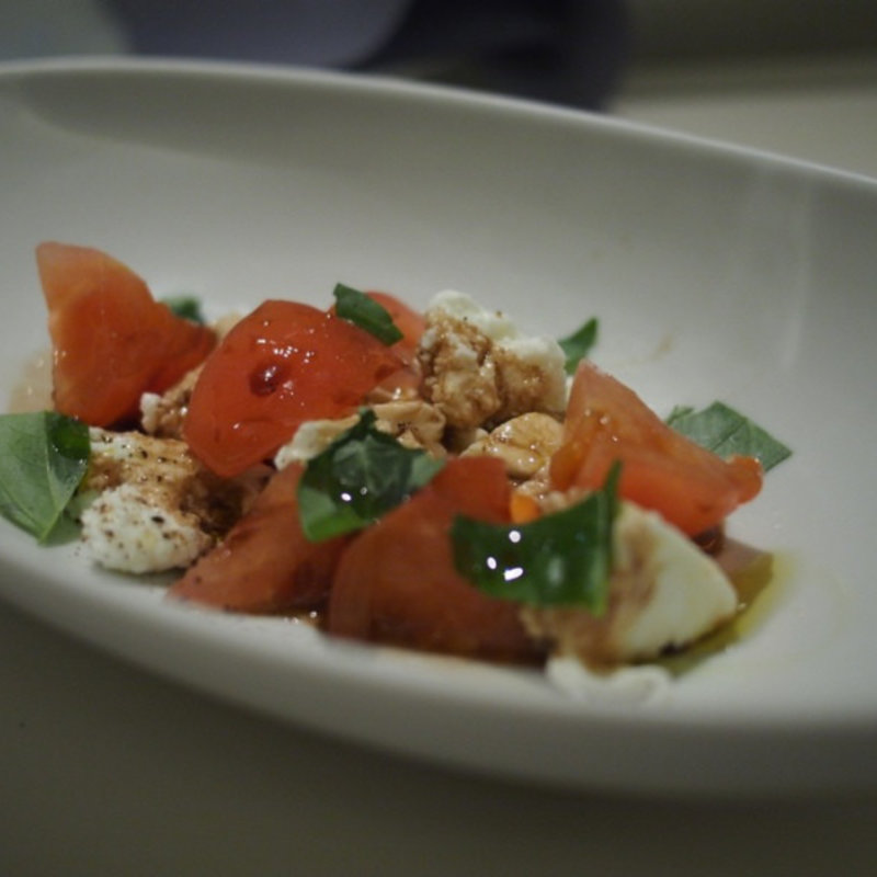 トマトとモッツアレラのカプレーゼ -ハチミツバルサミコソース-(マーサー カフェ （MERCER CAFE）)