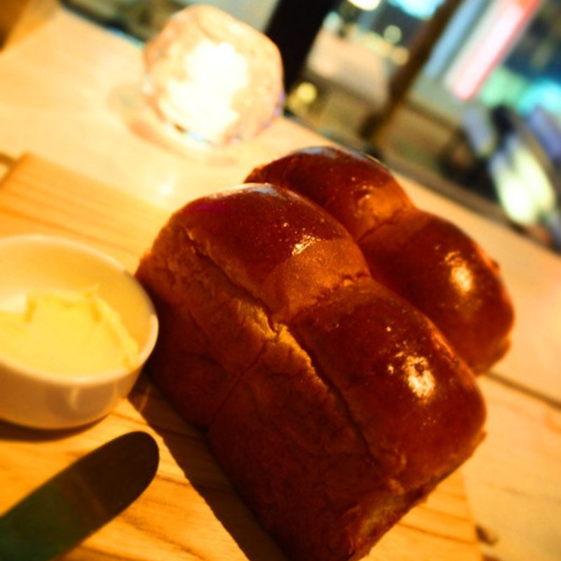 Staub鍋に入れた茄子と牛ミンチのトマトソースグラタン(マーサーブランチ ギンザテラス)