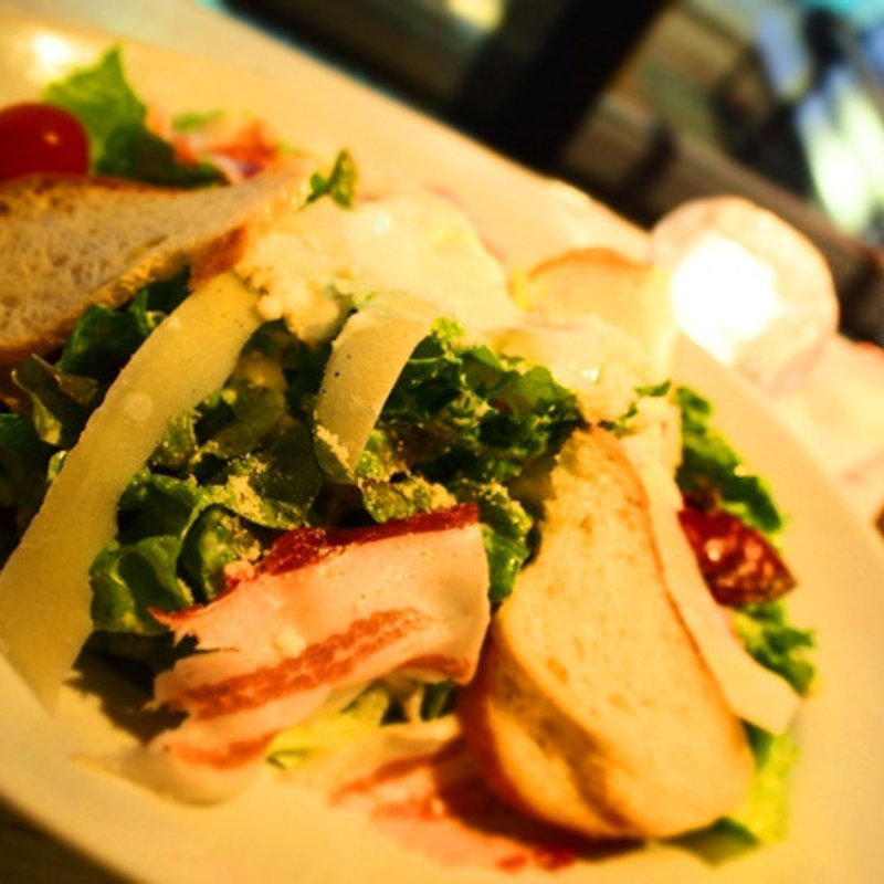 生ハムのシーザースサラダ トリュフ ポーチドエッグドレッシング(マーサーブランチ ギンザテラス)